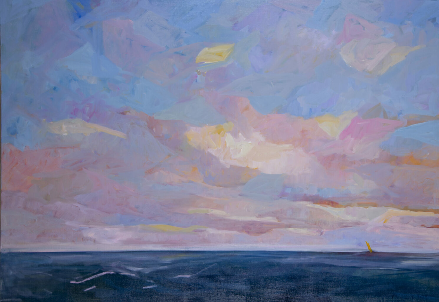 Peinture de Bertrand de Miollis, petit voilier jaune sur une mer sombre sous un vaste ciel aux teintes pastel roses et bleues
